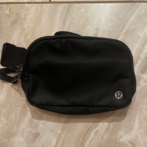 lululemon athletica Handbags - Everywhere belt bag